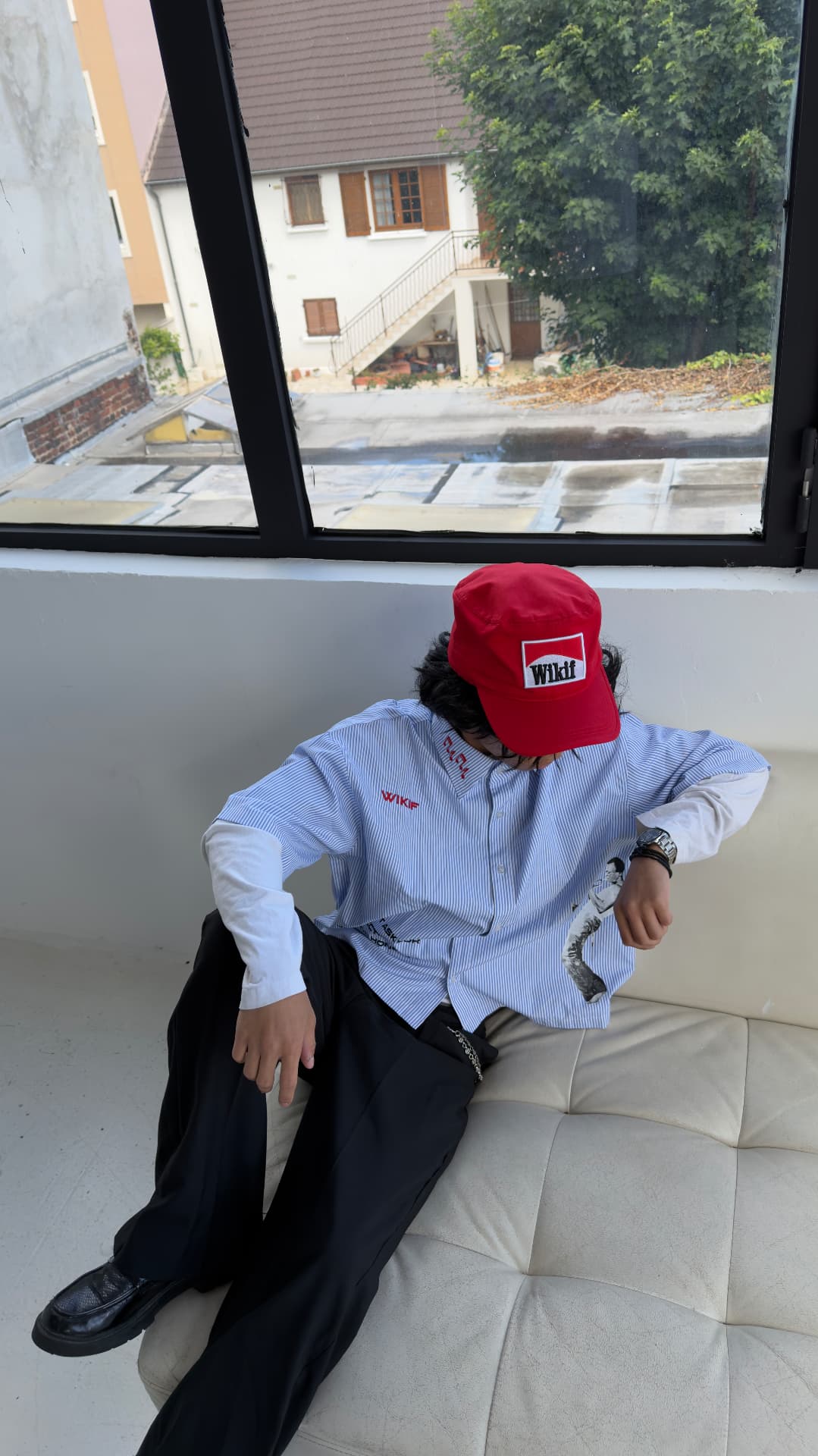 Casquette rouge WIKIF et chemise rayée