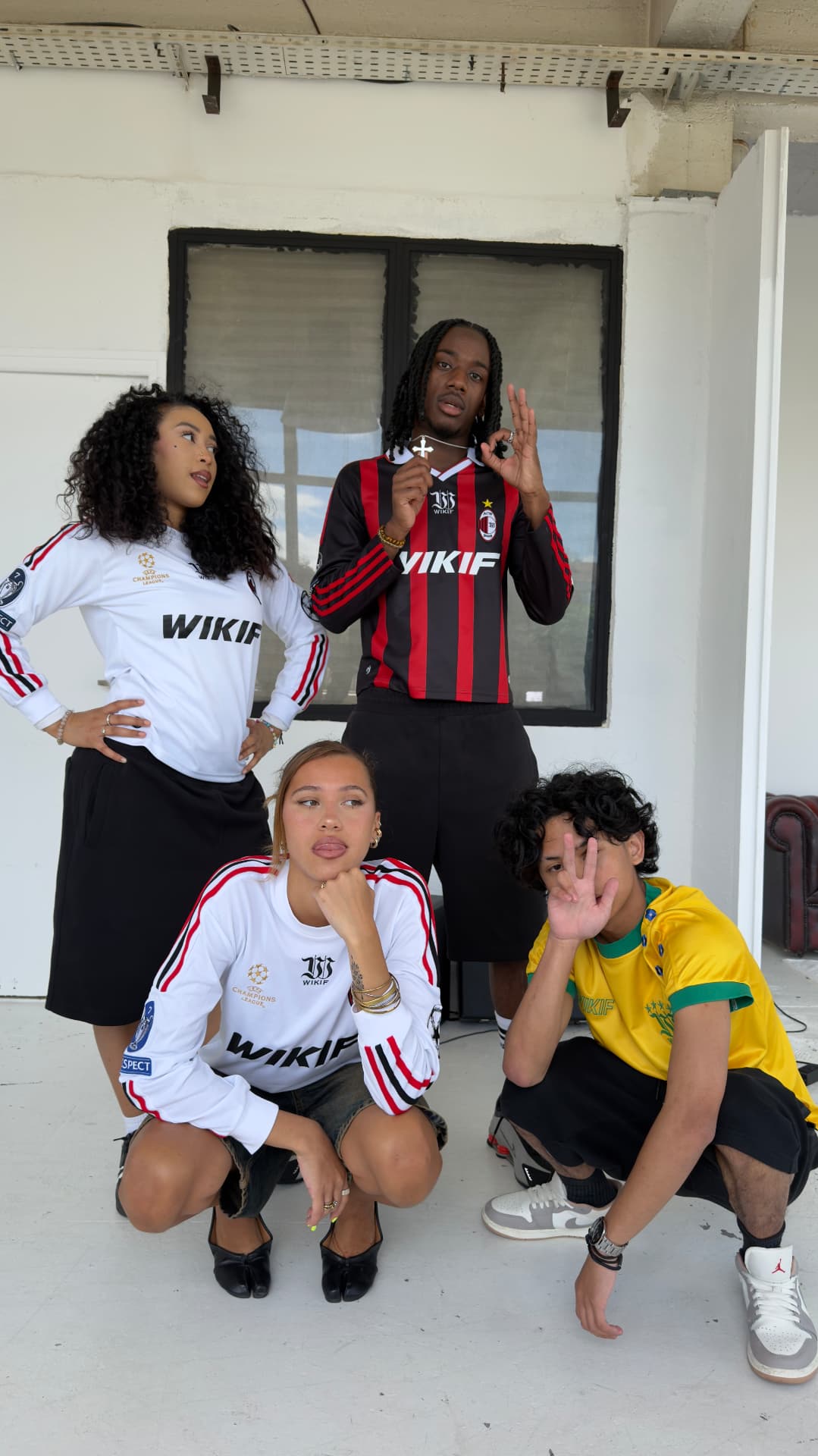 Maillots de football WIKIF, groupe