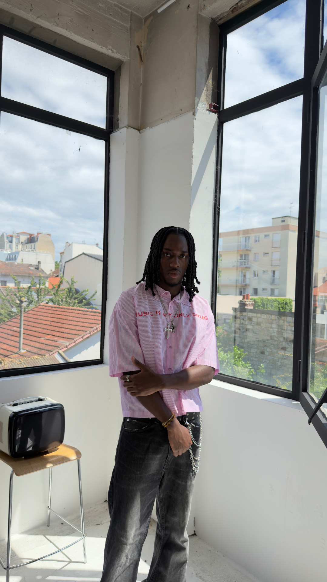 Chemise rose rayée WIKIF, lumière naturelle
