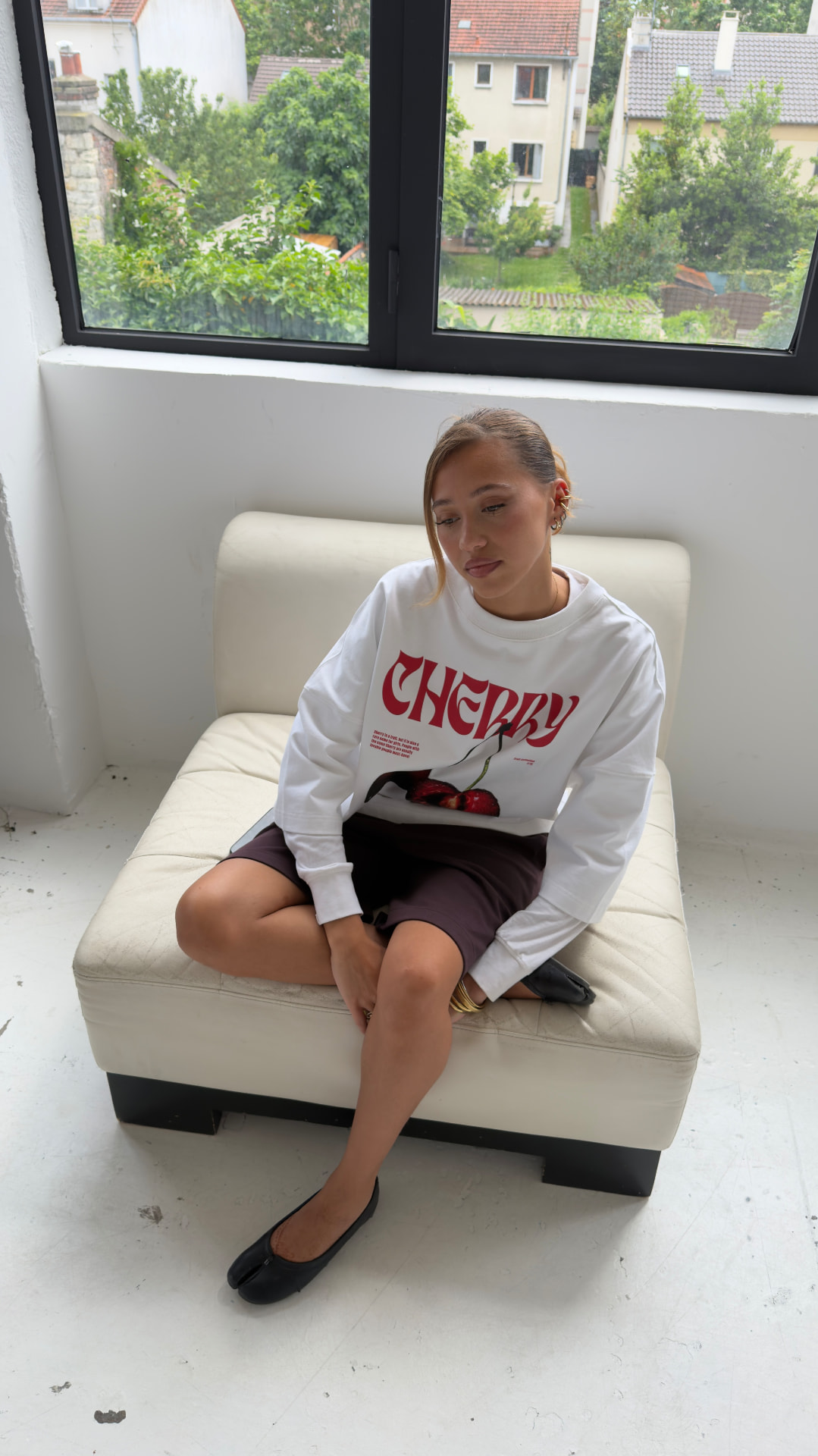 Sweat Cherry WIKIF sur fauteuil crème